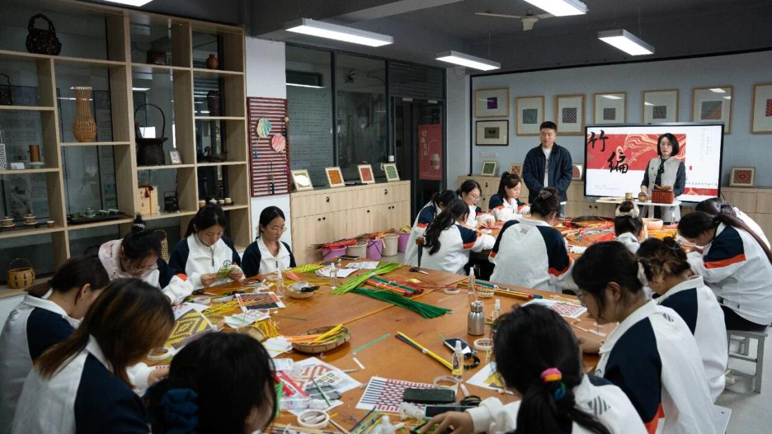 为非遗“添彩”，为青春“赋能”：江苏建院的文化育人新实践